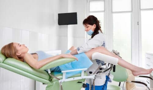 muayene olan kadın hasta ve vulva ağrısı