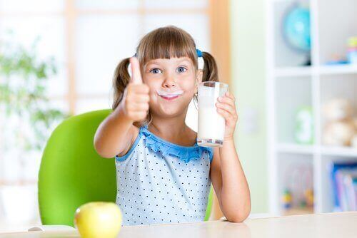 süt içen mutlu çocuk süt içmek 