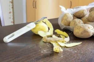 Patates Kabuğu İle Bulaşıkları Yıkayın