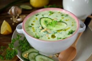 Düşük Kalorili Salatalık ve Avokado Çorbası