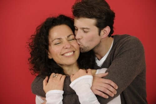 sarılan mutlu çift önem vermek