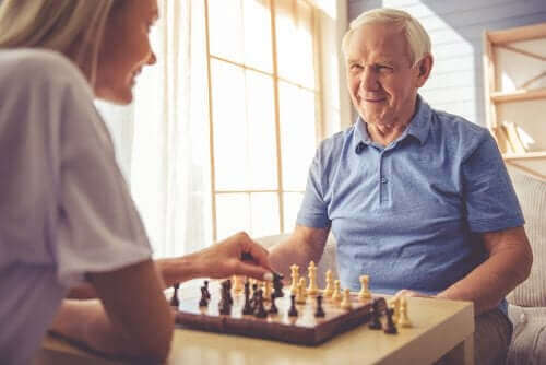 satranç oynayan yaşlı ve posterior kortikal atrofi