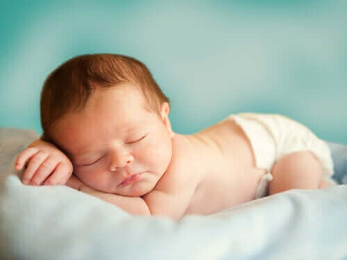tatlı bebek uyuyor ve kumaş bebek bezleri