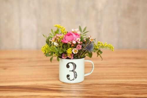 3 yazan kupada çiçekler