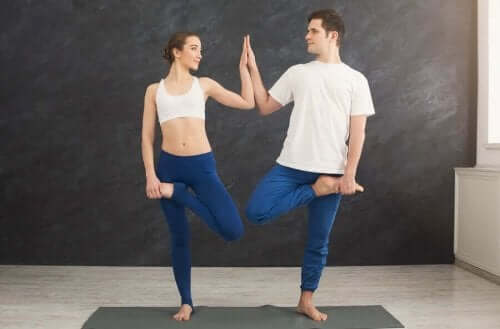 Tamamlayıcı yoga pozu yapan çift