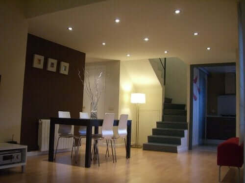 İyi ışıklandırması olan bir ev.