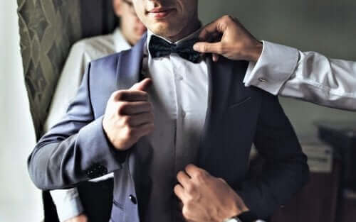 Düğün organizasyonu için giyinen damat