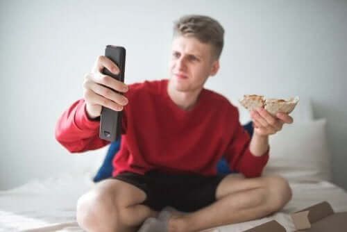 hareketsiz adam yemek yiyor