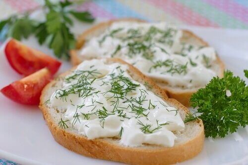 iki dilim ekmek vegan peynir 