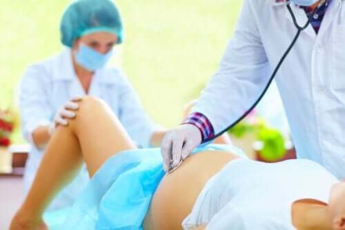Doktor muayenesi olan kadın