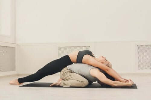 Sevgilinizle yoga yapmak