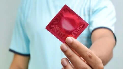 prezervatif tutan adam