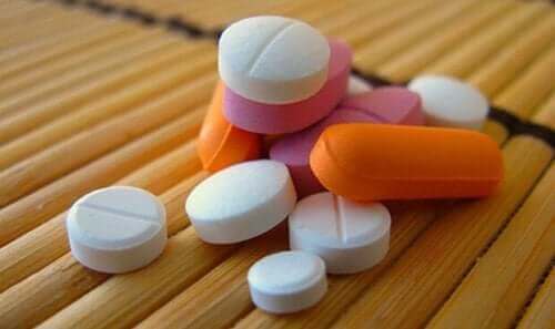 Masanın üstünde farklı renklerde ilaçlar
