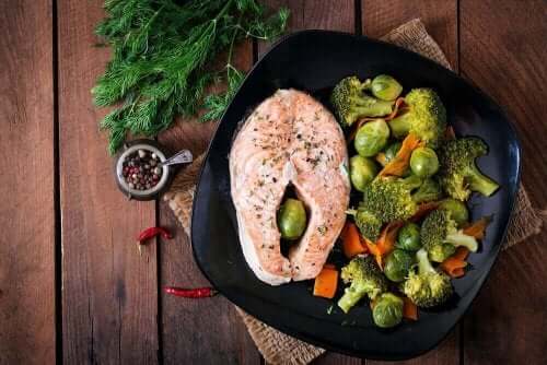 Somon, brokoli ve Brüksel lahanası ile yapılmış bir tabak yemek.