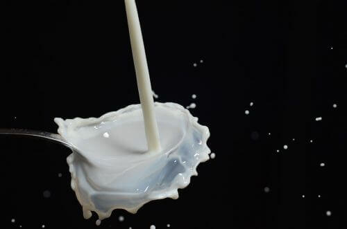 Bir kaşığa dökülmekte olan süt fotoğrafı.