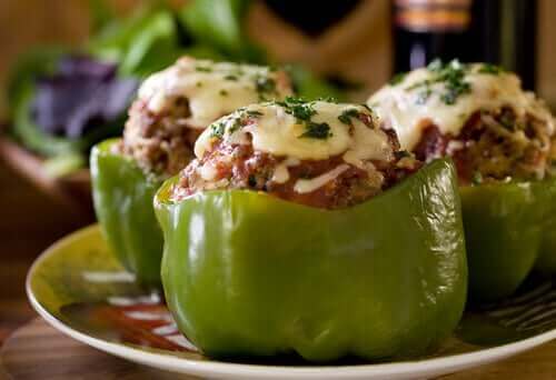 tabakta üç yeşil dolma biberi
