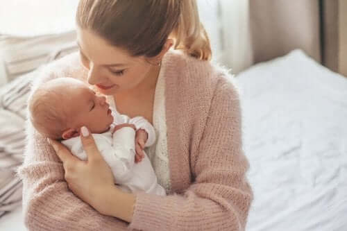 yeni doğmuş bebek anne