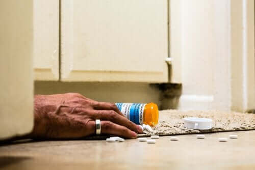 Reçeteli opioidler kullanarak aşırı doz alan kişi