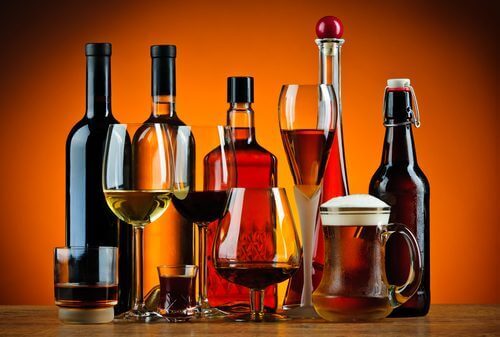 Birtakım alkolik içeceklerin bir fotoğrafı.