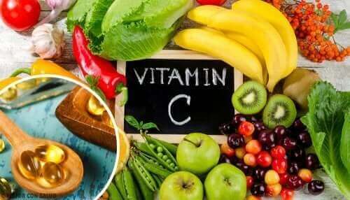 C vitamini kaynaklarını gösteren bir fotoğraf.