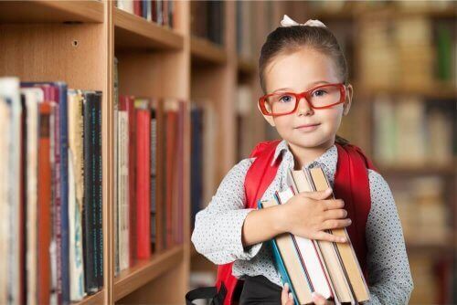 elinde kitaplar olan kırmızı gözlüklü küçük kız 
