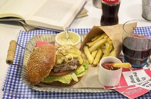 sağlıksız yiyecekler ve hamburger