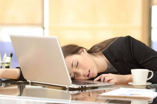 Narkolepsi hastası olan, klavyesinin üstünde uyuyakalmış bir kadın.