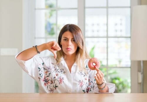 Şeker kullanmayı kesmeye karar vermiş bir kadın.