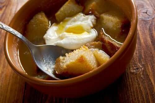 Yumurtalı ekmekli çorba