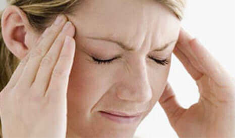 baş ağrısı çeken kadın