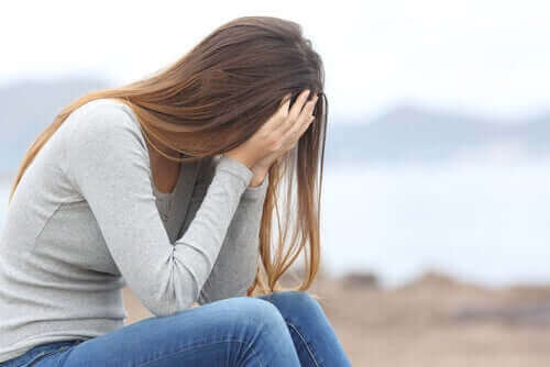 Depresyonda olan bir kadın.
