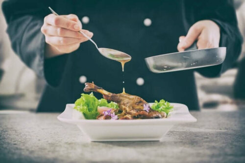 Bir düğün için yemek tabağı hazırlayan biri.