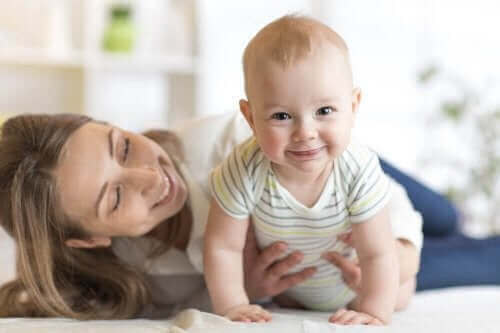 emekleyen bebek