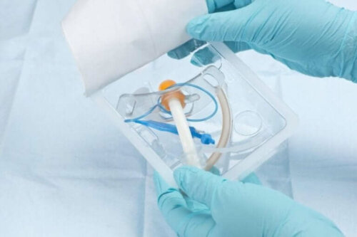 Doktorların kullanabileceği farklı tipte endotrakeal tüpler.