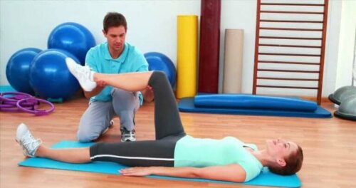 Diz nakli sonrasında fizik tedavi alan bir hasta.