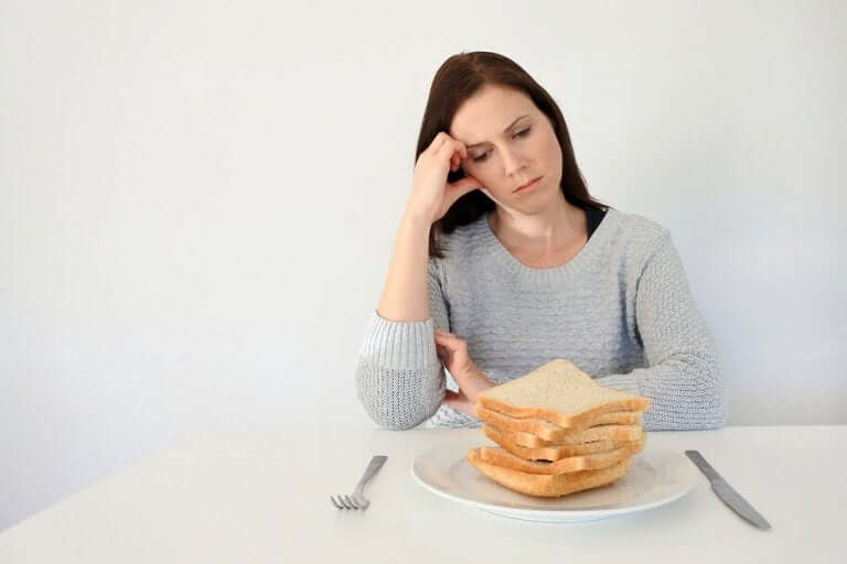 Gluten intoleransı olan bir kadın.