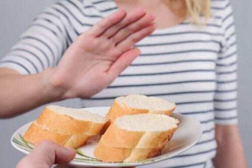 Kendisine önerilen ekmeği reddeden bir kadın.