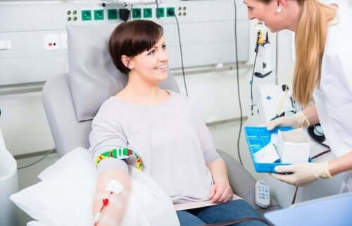 Kan transferi almakta olan bir kadın.