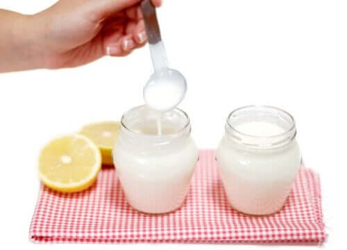 İki kavanoz krema ve yarım limon.