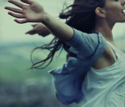 rüzgara karşı kollarını açan kadın