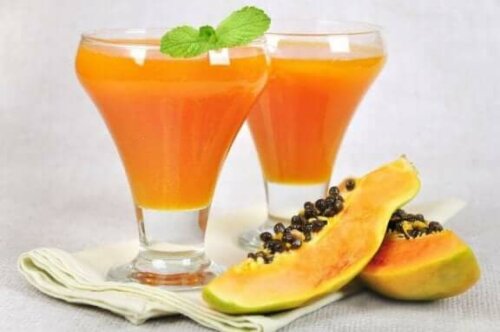Papaya meyvesi ve suyu.