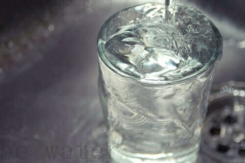 bir bardak su