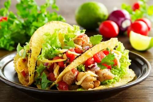 Tavuklu soslu taco