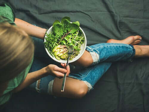 avokadolu salata yiyen kadın