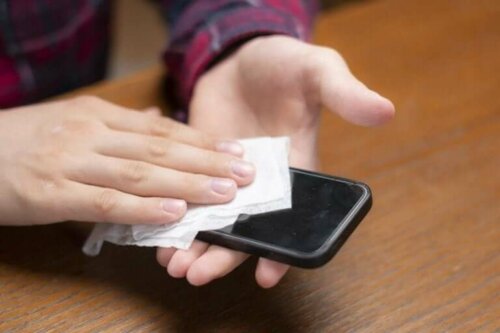 Koronavirüs: Cep Telefonunuzu Nasıl Temizlersiniz