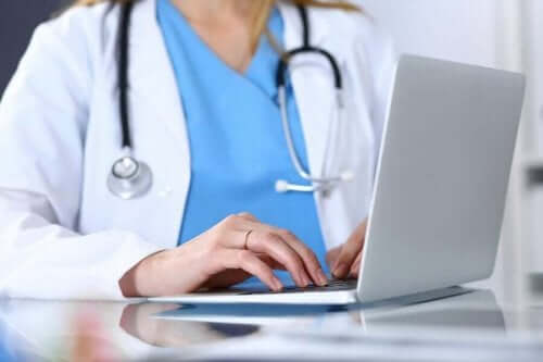 Laptop kullanarak çalışan bir doktor.