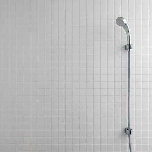 banyo duvarına asılmış duş başlığı