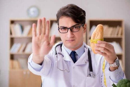 Elinde ekmek tutarak hayır işareti yapan bir beslenme uzmanı.