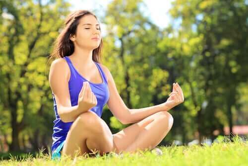meditasyon yapan kadın çimler