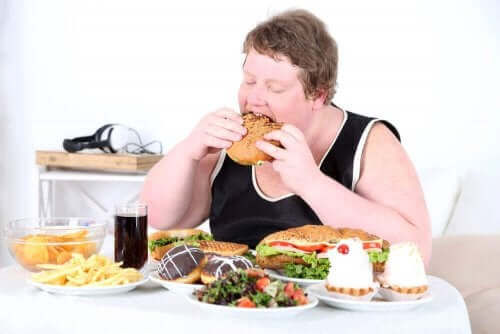 obezite sorunu yaşayan bir kişi yemek yiyor